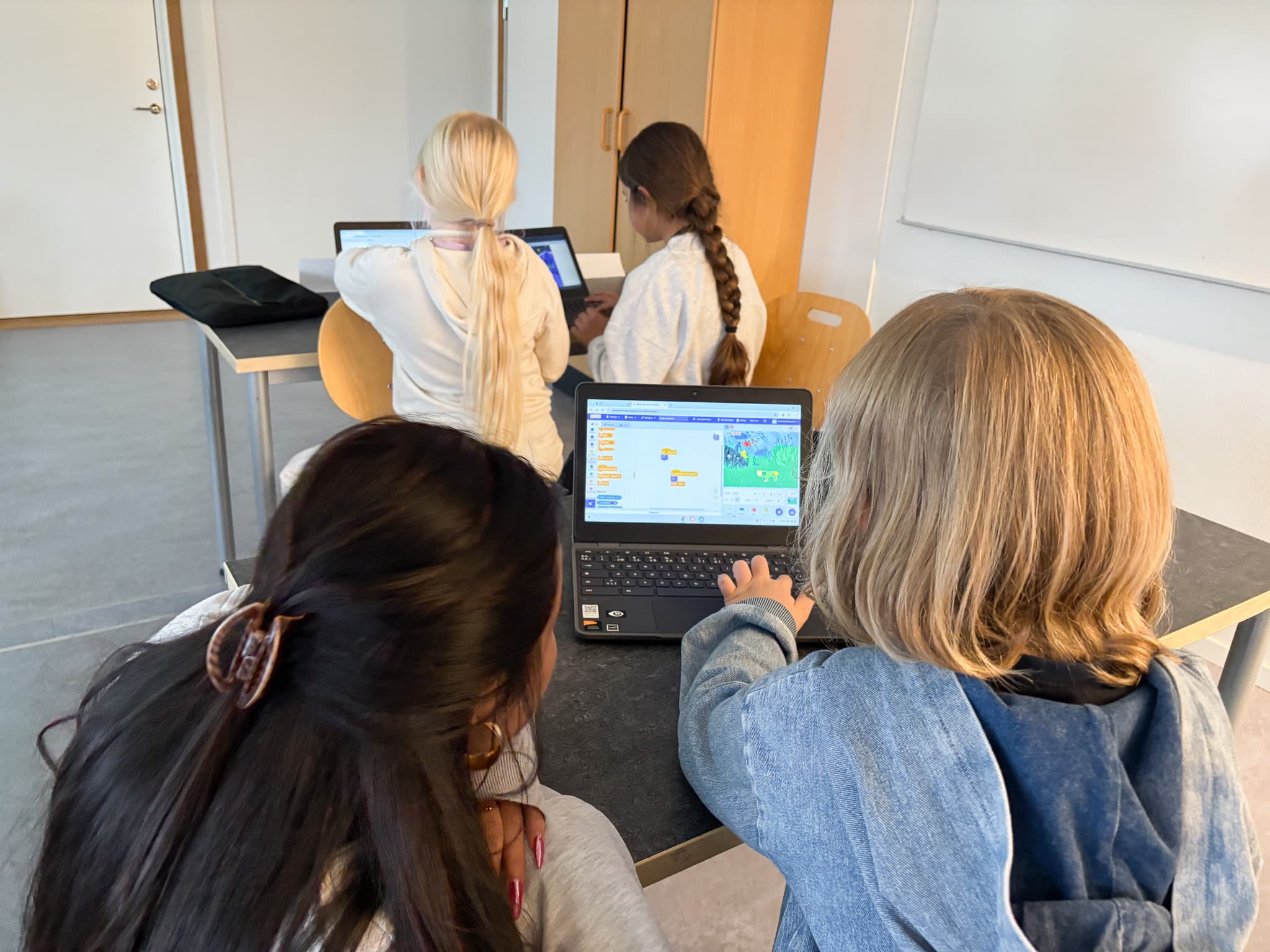 Spelkodningen fortsätter mellan träffarna